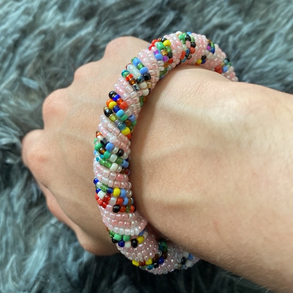 Pale Pink Spiral Colourful Beaded Bangle Bracelet - Picture 5 of 17